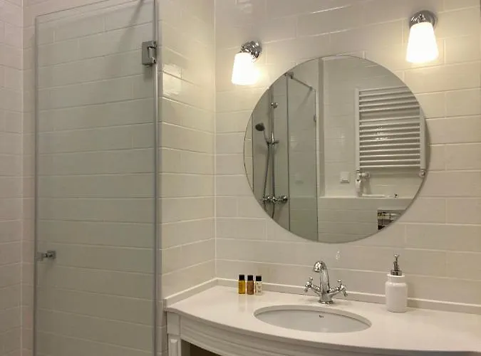 Palac Kamieniec Alojamento de Acomodação e Pequeno-almoço 3*