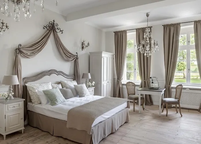 Palac Kamieniec Alojamento de Acomodação e Pequeno-almoço